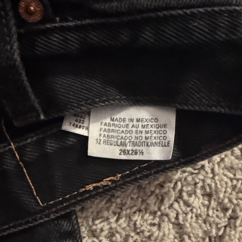 Levi's Black Relaxed Fit Jeans with Frayed Hem - Picture 3 of 6